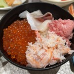 天然温泉 だんだんの湯 御宿 野乃 松江 - 赤酢飯にいくら、ずわい蟹身ほぐし、マグロネギトロ（ネギ抜き）、ぶりがのってます。