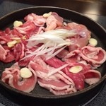 肉屋の正直な食堂 - 焼肉三味 ¥800 の肉