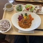 シナモン - マグロのハンバーグトマトジンジャーソース