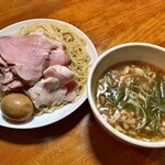 虎一番 - とり皮つけ麺(中)+タマネギ+チャーシュー