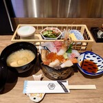 新鮮組 魚×魚 - あら汁・サラダ・茶碗蒸し・玉子焼き、食後にはアイスが付きます。・