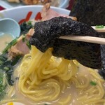 ラーメン 山岡家 - 海苔包みで食べます