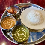 インド料理 サンライズ - 料理写真:ほうれん草チキンカレー、キーマカレー、チキンティッカ、ライス、サラダ、ドリンクのランチセット990円