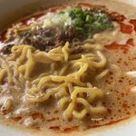 羅妃焚 - 味噌担々麺の麺をアップで