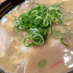 Umayaramen - スープの色合いを見ると"天下◯品"のラーメンみたいですね( ﾟдﾟ)!!