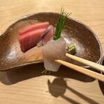 鮨 一二郎 - 泉南の岬町でとれたカンパチを芽ネギで巻いて。脂ののった濃厚なお造りも爽やかな後味に✩⋆*॰¨̮⋆｡˚