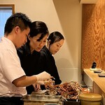 鮨 一二郎 - 解禁直後！ズワイガニの解体に大忙しのお弟子さんとスタッフさん。ありがとうございます(❁ᴗ͈ˬᴗ͈)