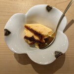 鮨 一二郎 - スイーツにもこだわる大将のデザート。今夜はクリームアイスブリュレ。キャラメリゼされたカラメルがほろ苦くて大人の味わい♥️