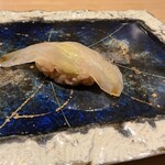 鮨 一二郎 - 握りは平目からスタート。