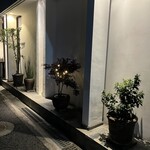 鮨 一二郎 - ひっそりとした住宅街の暗闇に優しく浮かぶファサード。