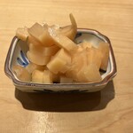 鮨 一二郎 - 季節によって変わる一二郎さんのガリ。今夜は粒生姜タイプ。