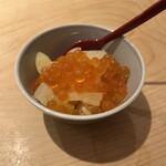 鮨 一二郎 - 目の前でほぐしたばかりの大粒のイクラ。ぷちぷち弾けます。
