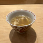 鮨 一二郎 - 握りを先に紹介してしまいましたが、始まりはここから。食指を動かされる「クエのお出汁でとった松茸スープ」