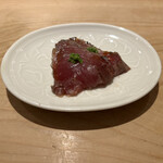 鮨 一二郎 - 一二郎さんのおまかせコースは先にアテが何品か登場。モチモチとした戻りガツオの漬け。油がのって美味！