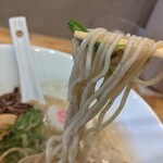 隼商店 - ヌメリが残る細麺