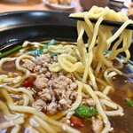 台湾料理　鑫源 - 麺は中太麺。スープが絡みます！