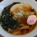 ナスカフェ - ラーメンは、醤油ちぢれ細麺、スープは透明で魚介類だしかな。なると巻きが昭和っぽくイケてる。