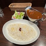 SOLEIL - ランチタイムはサラダ付き。ライス＆カレーソース大盛り。