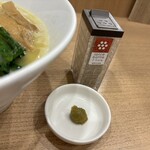 麺屋くろ松 - 味変用の胡椒とワサビ