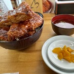 十文字屋 - 漬物の下の皿はカツの置き場所