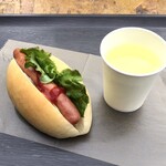 かえるのぱん - 料理写真:ホットドッグとホットレモネード