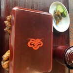 うなぎのまつ嘉 - お重からはみでる鰻 1.5尾（3切れ）