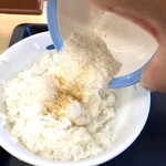 Matsuya - Wで選べるたまごかけごはん【半熟玉子かけごはん とろろ】で、とろろをご飯にかけてる所。