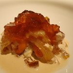 エクアトゥール - 25年12月　フカヒレのコンソメジュレ、ズワイガニと赤貝、甲殻類のソース　アップ