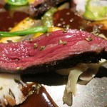 エクアトゥール - 25年12月　馬肉ハラミのロースト、緑胡椒のソース　アップ