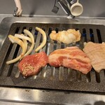 東京タレ焼肉 大東苑 - 焼きます、焼きます！（ダレが坂上二郎）