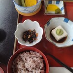 赤米と胡麻豆腐、煮物