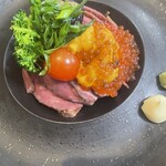 民宿・キッチン えびす - ウニといくらと温泉卵の贅沢ローストビーフ丼 1600円