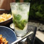 ACQUA - アルコール度数的には、若干薄めな気もしますが、氷たっぷりでイイ感じのモヒート。