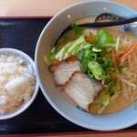 Mensempuu - 野菜白ラーメン(1,060円)+ご飯小(180円)