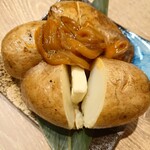 肉汁餃子のダンダダン - イカの塩辛乗せじゃがバター