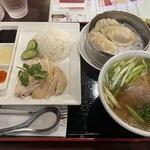Pho Shin Tasukicchin - 別日で食べた海南鶏飯とフォーのセット(蒸し餃子は多分サービス)