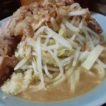 ラーメン 盛太郎 - 反対側はデフォのヤサイ盛りでノーコールです。スープは何ともないような色合いですが、ヤサイを征服後に天地返ししたら勝手にカラメになってしまうという....私は好きだから良かったです。