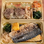 METRO MARKET - （上）シューマイ弁当，（下）塩サバ弁当