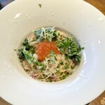 アランチャ - イクラと海老、縮みほうれん草のクリームソース             