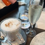 バーアンドダイニング トレント - スパークリングワインと紫芋ドリンク。