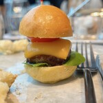 バーアンドダイニング トレント - 1口サイズのハンバーガーのように見えますが、割と分厚いお肉がしっかりしてて、1口では食べられなかったです(笑)味は高級ハンバーガーの味です。