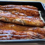 うなぎ亭 友栄 - うなぎが重なってます