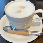 バーアンドダイニング トレント - カプチーノを頼んだら、シナモンスティックが付いて来ました。これは嬉しい。