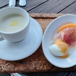 カナルカフェ - 左→なんのスープかわからないが美味しい　右→生ハムとブッラータと柿