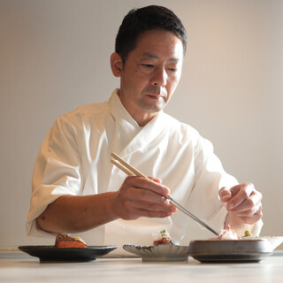 在日本料理店磨练了数十年厨艺的厨师长在职