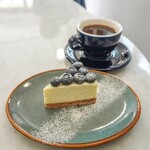 カフェ ザ サン リブズ ヒア - ブルーベリーの生クリームチーズケーキ