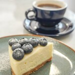 カフェ ザ サン リブズ ヒア - ブルーベリーの生クリームチーズケーキ