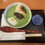 茶寮 煉 - 自分が頼んだのは【抹茶ぜんざい】
            餅（2×3cm）が2個と粒あんが中央にどっさり❤️
            抹茶は、少し粗めに泡立てているようでした。
            小皿には、塩昆布ですね。この付け合わせは自分の好きな感じです。