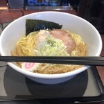 中華そば 輝羅 - 淡麗中華そば（塩）、880円。