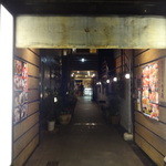 寿司居酒屋 日本海 - 奥まったところに入口があります